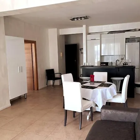 Casino Loft, Mamaia, Superhost Favorite! * מאמאיה