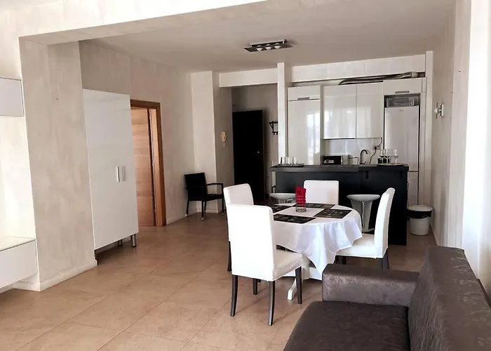 Casino Loft, Mamaia, Superhost Favorite! * Mamaia